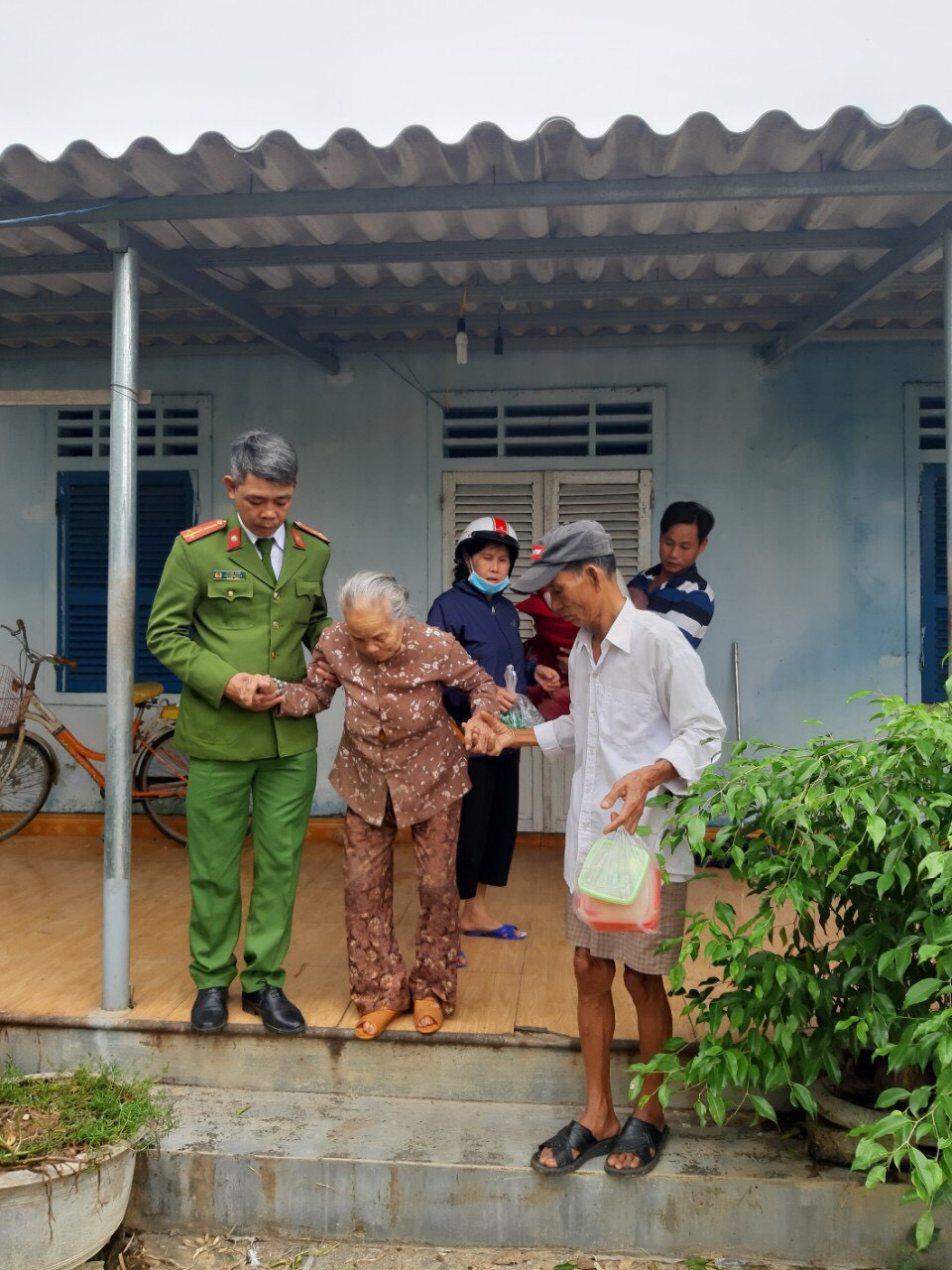 Huế thành lập lực lượng phản ứng nhanh ứng phó bão số 9 ảnh 18
