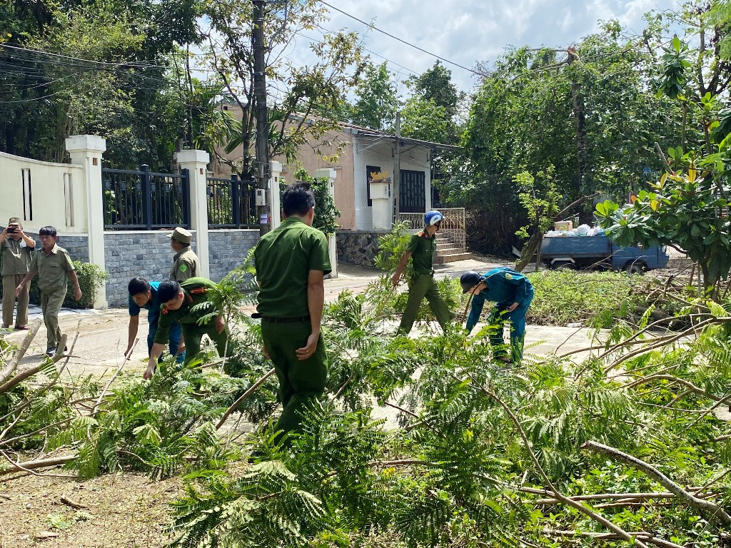 Quân đội, công an huy động 100% quân số ứng phó bão số 9 ảnh 18