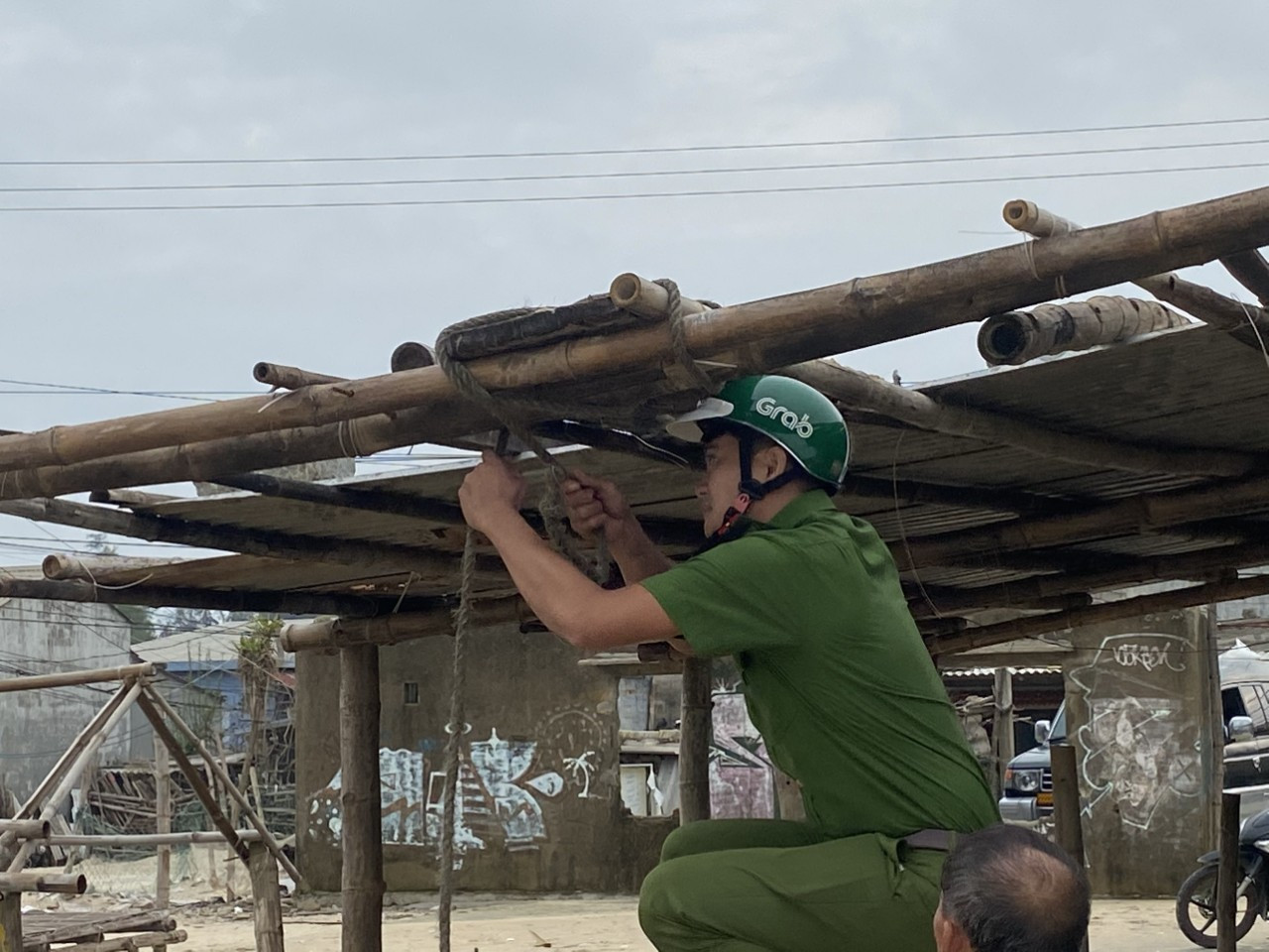 Trực thăng, xe bọc thép sẵn sàng ứng phó với bão số 9 ảnh 2