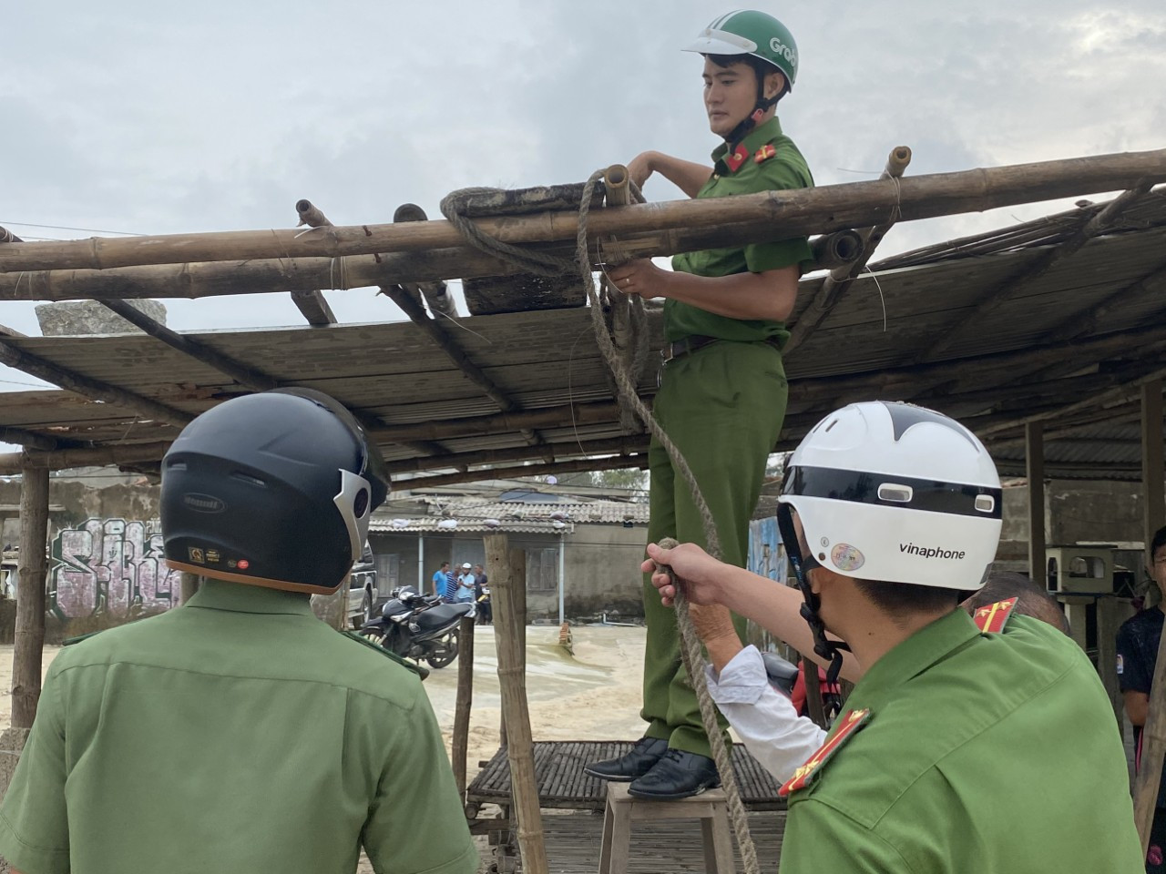Trực thăng, xe bọc thép sẵn sàng ứng phó với bão số 9 ảnh 1