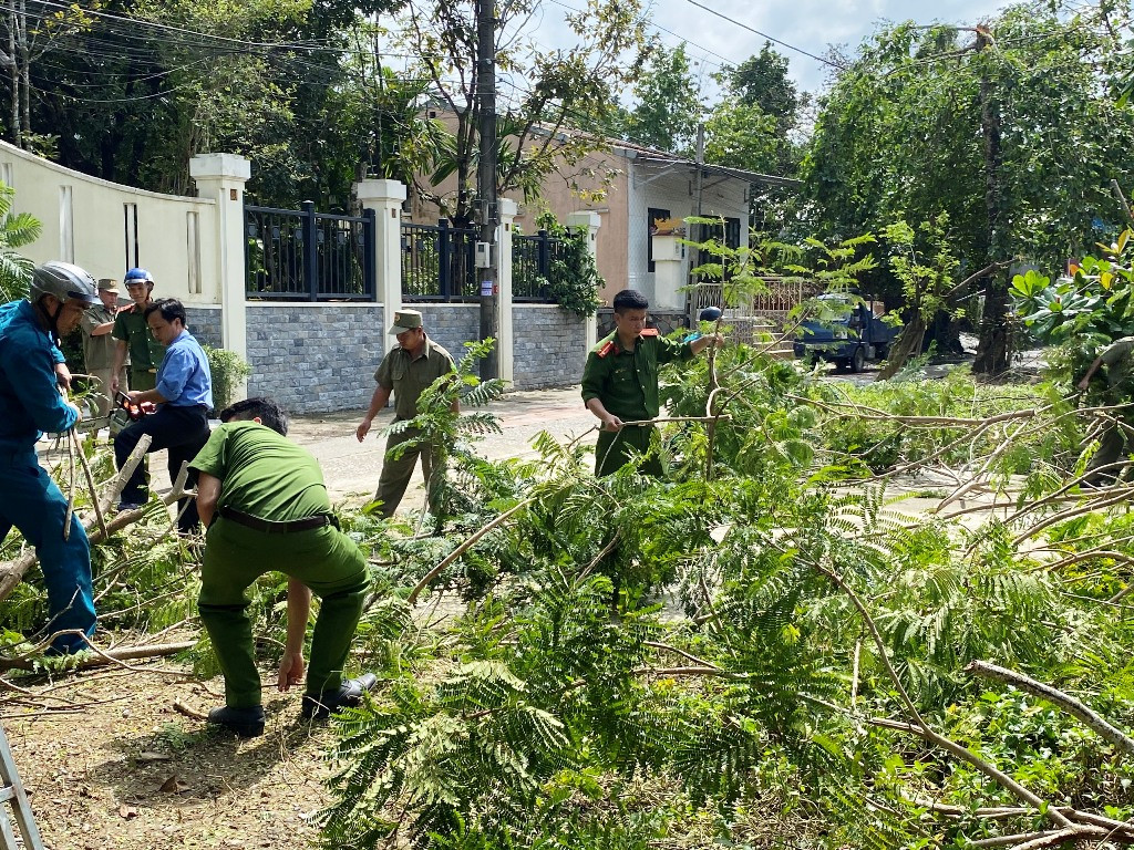 Quân đội, công an huy động 100% quân số ứng phó bão số 9 ảnh 17