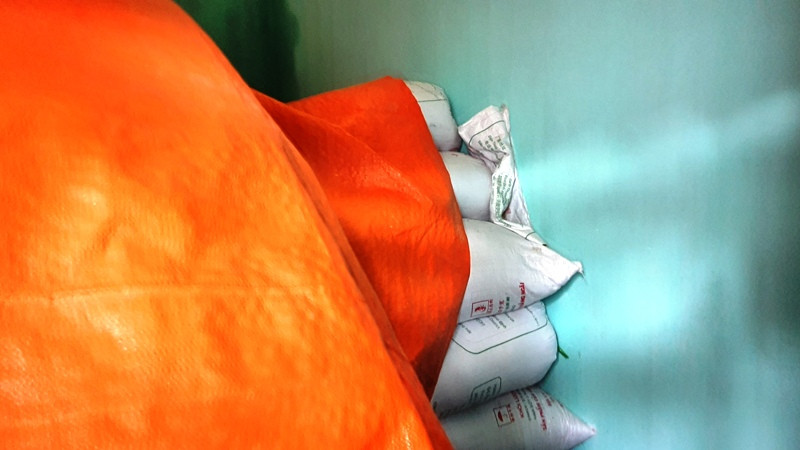 Huế mưa trắng trời, người dân ‘oằn mình’ chống lũ ảnh 3