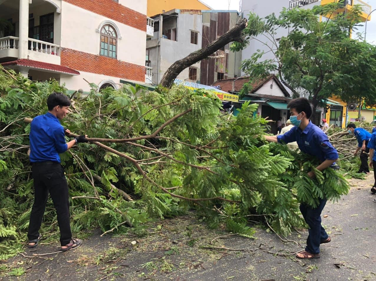 Gần 1.500 ĐVTN Huế miệt mài ‘giải cứu’ đường phố tắc nghẽn sau bão ảnh 8
