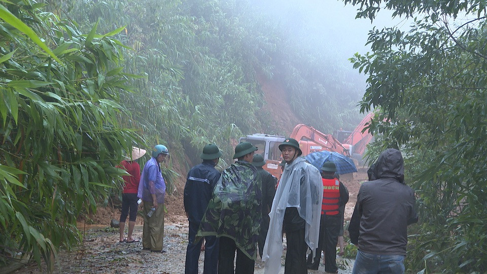 Hình ảnh mở đường tiếp cận mục tiêu sạt lở thủy điện Rào Trăng 3 ảnh 2