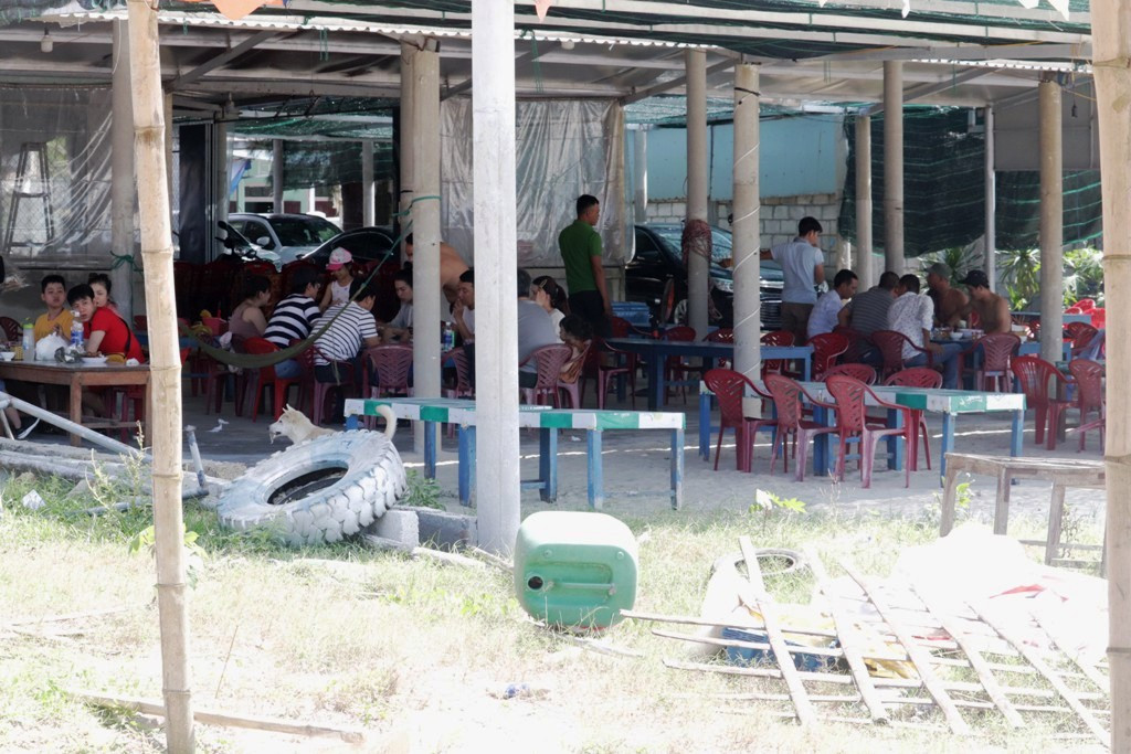 TT-Huế: Hàng nghìn người 'xé rào' tắm biển dịp cuối tuần, nghỉ lễ ảnh 5