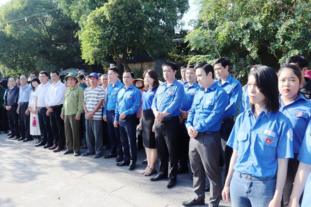 Đoàn viên thanh niên cụm Bắc Trung Bộ hưởng ứng 'Chủ Nhật xanh' tại Huế ảnh 1