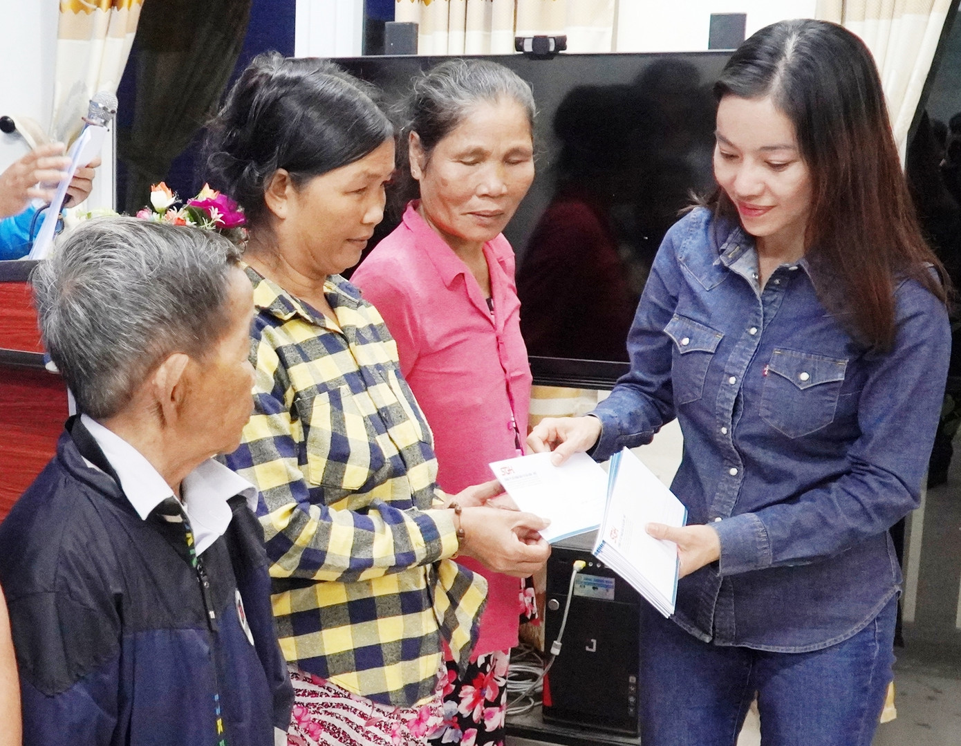 Tranh thủ từng phút, sẻ chia với từng hoàn cảnh khó khăn ảnh 1