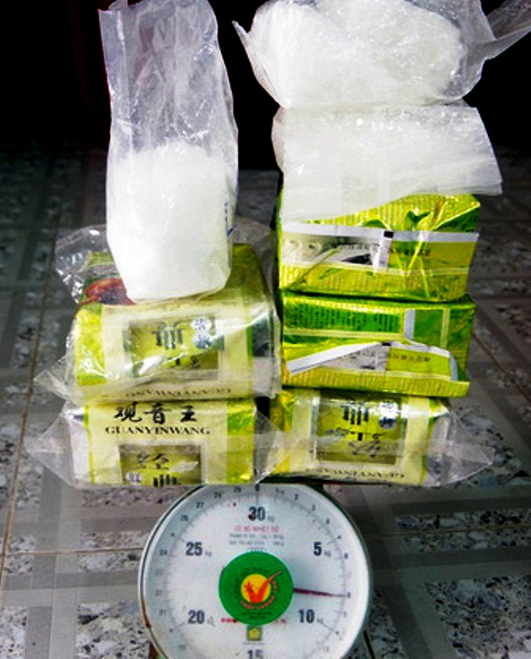 CLIP: Biên phòng tiếp nhận gần 8kg nghi ma túy đá dạt từ biển vào ảnh 4