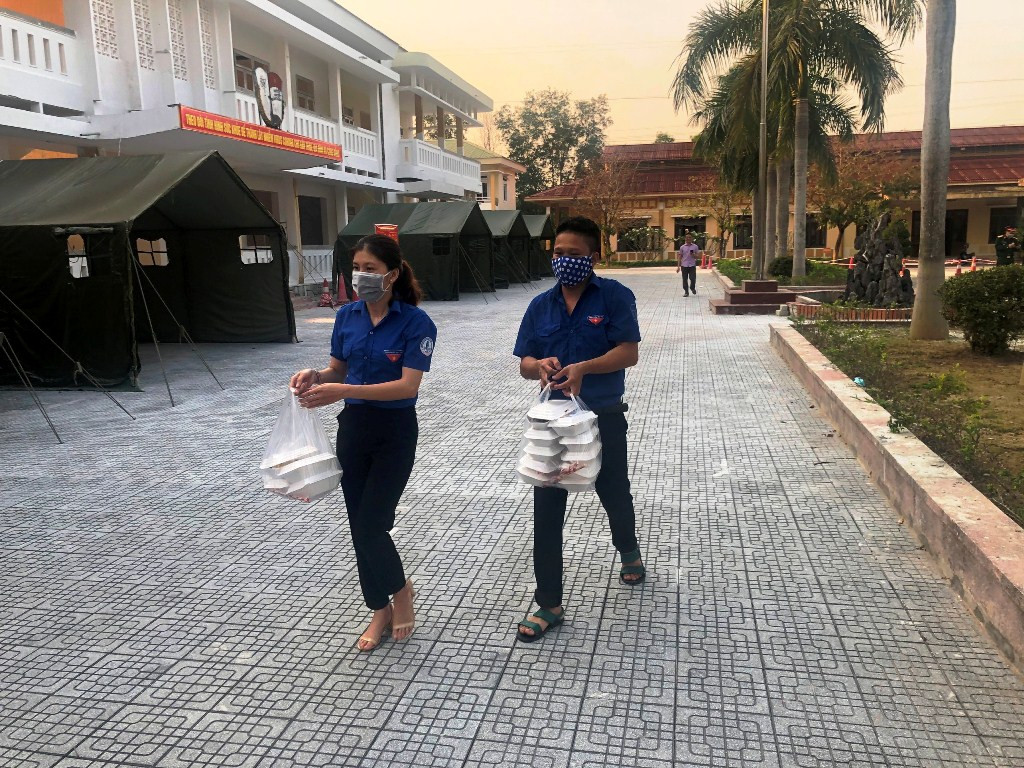Đoàn viên thanh niên ‘vào bếp’ hỗ trợ cấp dưỡng cho hàng trăm người cách ly ảnh 6