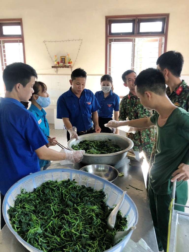 Đoàn viên thanh niên ‘vào bếp’ hỗ trợ cấp dưỡng cho hàng trăm người cách ly ảnh 2