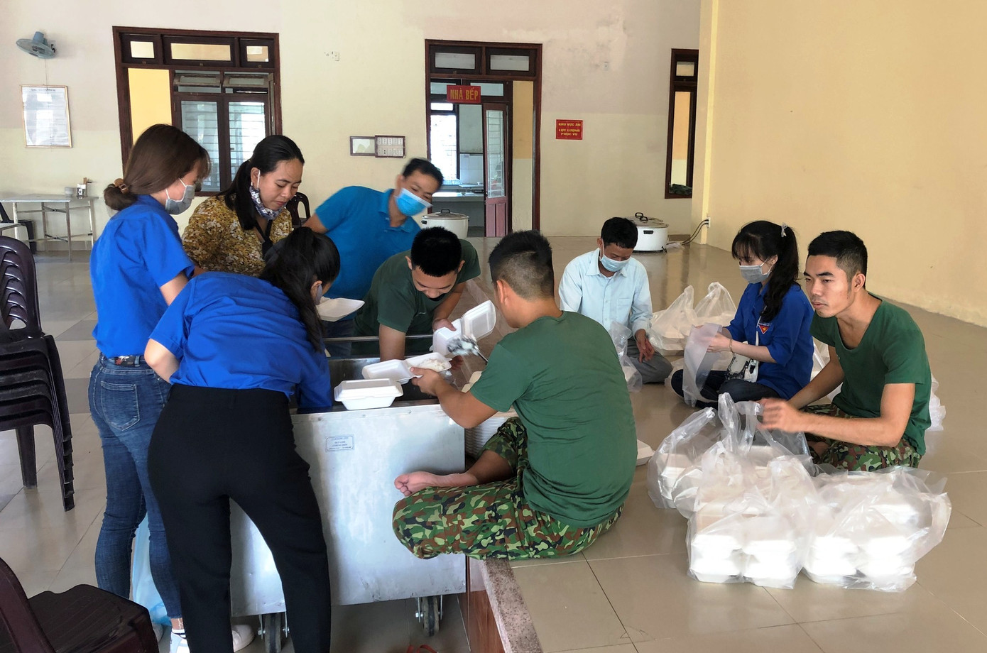 Đoàn viên thanh niên ‘vào bếp’ hỗ trợ cấp dưỡng cho hàng trăm người cách ly ảnh 3