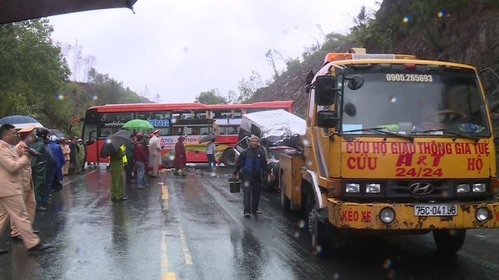 CLIP: Cú va chạm kinh hoàng giữa 2 ô tô khách, nhiều người thương vong ảnh 8