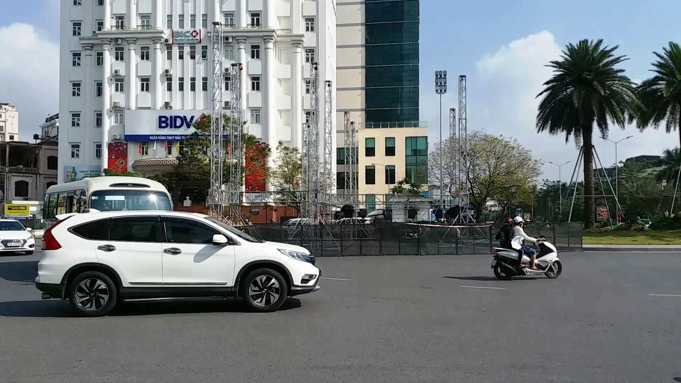 Ngang nhiên ngăn Quốc lộ 1 đi qua TP Huế dựng sân khấu âm nhạc ‘chui' ảnh 3