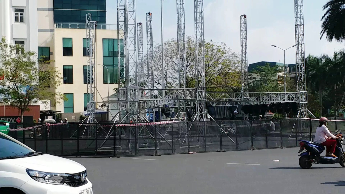 Ngang nhiên ngăn Quốc lộ 1 đi qua TP Huế dựng sân khấu âm nhạc ‘chui' ảnh 1