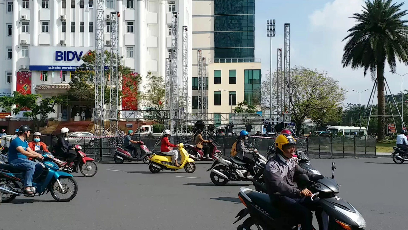 Ngang nhiên ngăn Quốc lộ 1 đi qua TP Huế dựng sân khấu âm nhạc ‘chui' ảnh 2