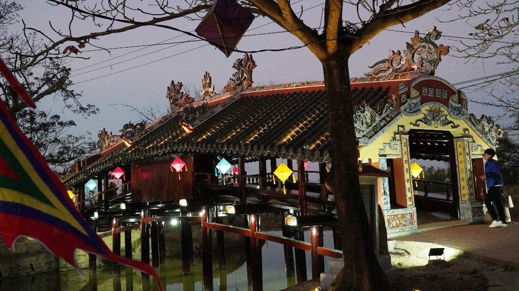 Di tích ‘trên nhà, dưới cầu’ độc nhất xứ Huế bất ngờ hút khách Tết ảnh 24