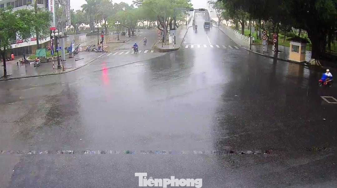 Gió giật mưa lớn, đường sá tại Huế không bóng người ảnh 10