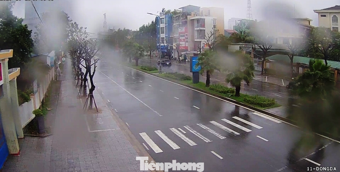 Gió giật mưa lớn, đường sá tại Huế không bóng người ảnh 8