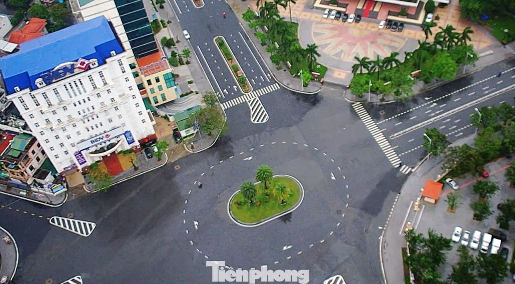 Gió giật mưa lớn, đường sá tại Huế không bóng người ảnh 3