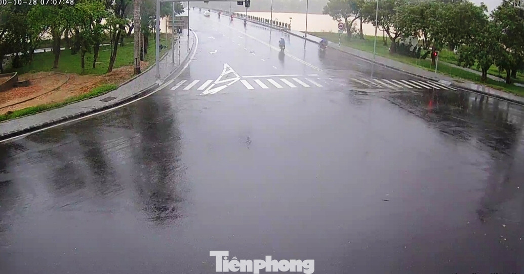 Gió giật mưa lớn, đường sá tại Huế không bóng người ảnh 9