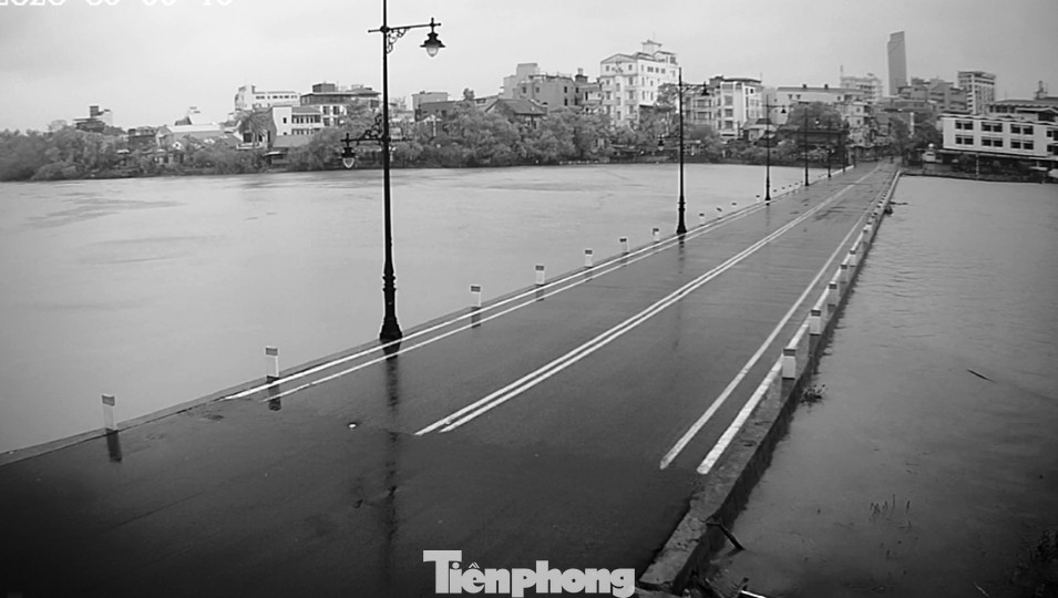 Gió giật mưa lớn, đường sá tại Huế không bóng người ảnh 4