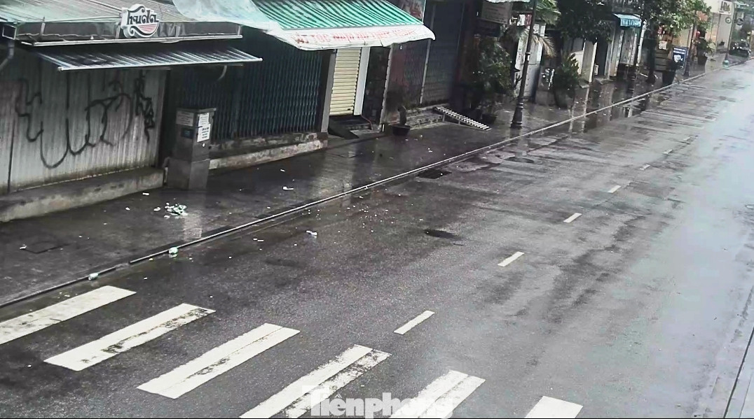 Gió giật mưa lớn, đường sá tại Huế không bóng người ảnh 5