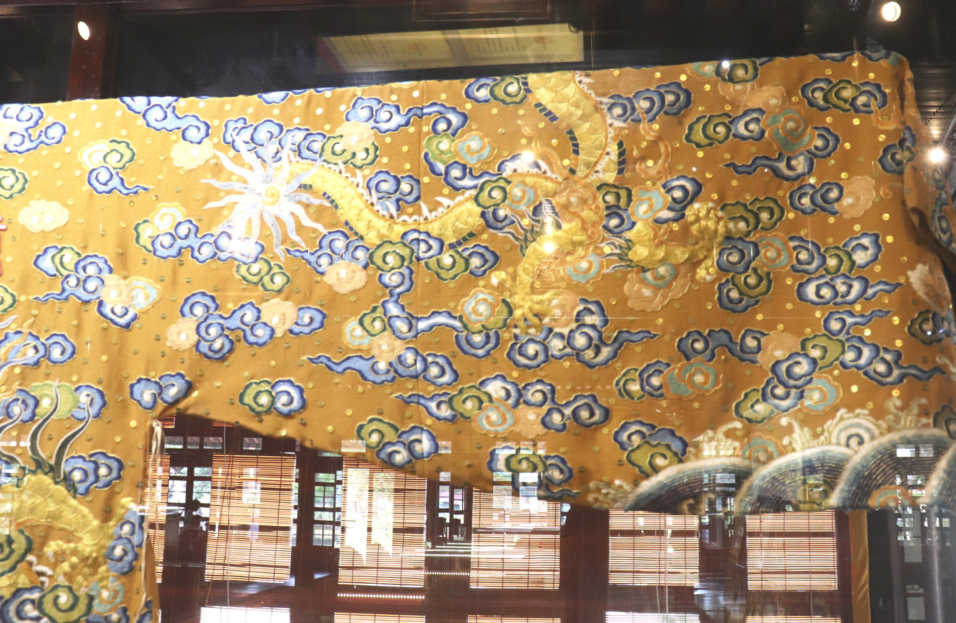 Vào điện Long An, chiêm ngưỡng ‘tuyệt phẩm’ Long bào triều Nguyễn ảnh 15