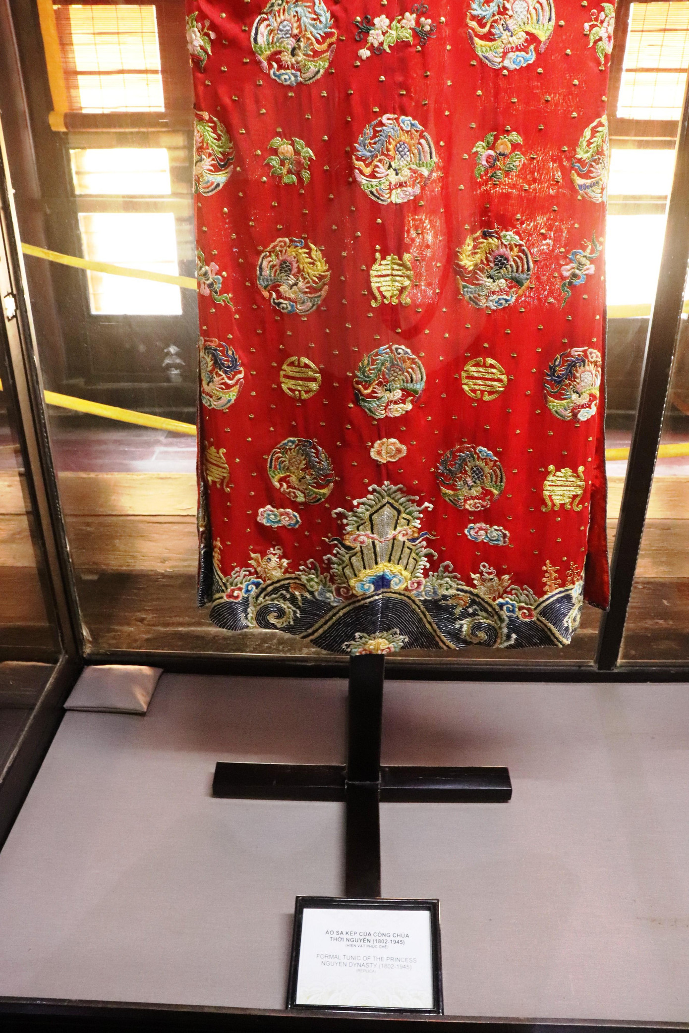 Vào điện Long An, chiêm ngưỡng ‘tuyệt phẩm’ Long bào triều Nguyễn ảnh 6