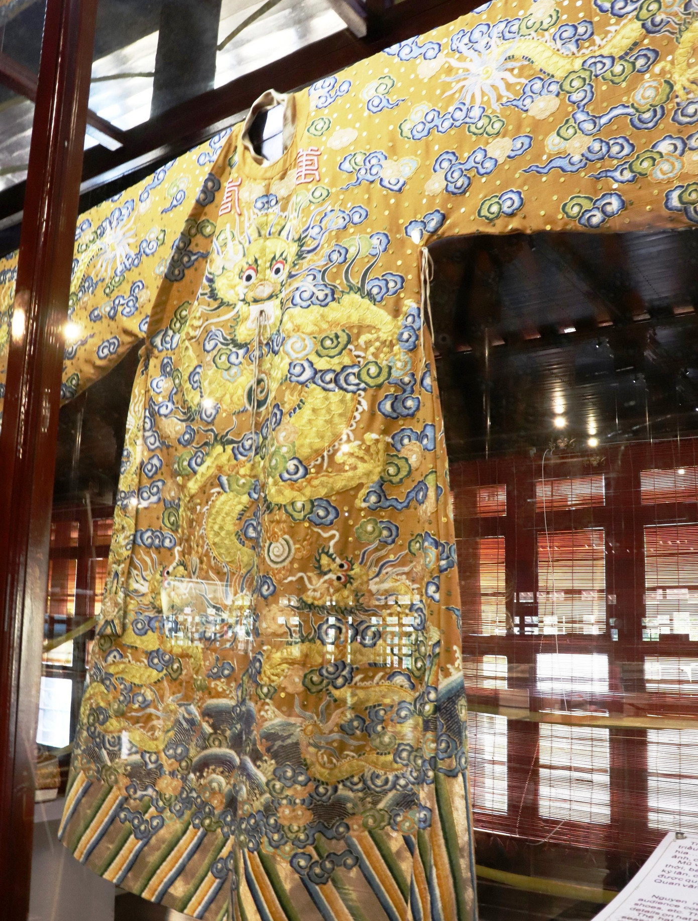 Vào điện Long An, chiêm ngưỡng ‘tuyệt phẩm’ Long bào triều Nguyễn ảnh 9