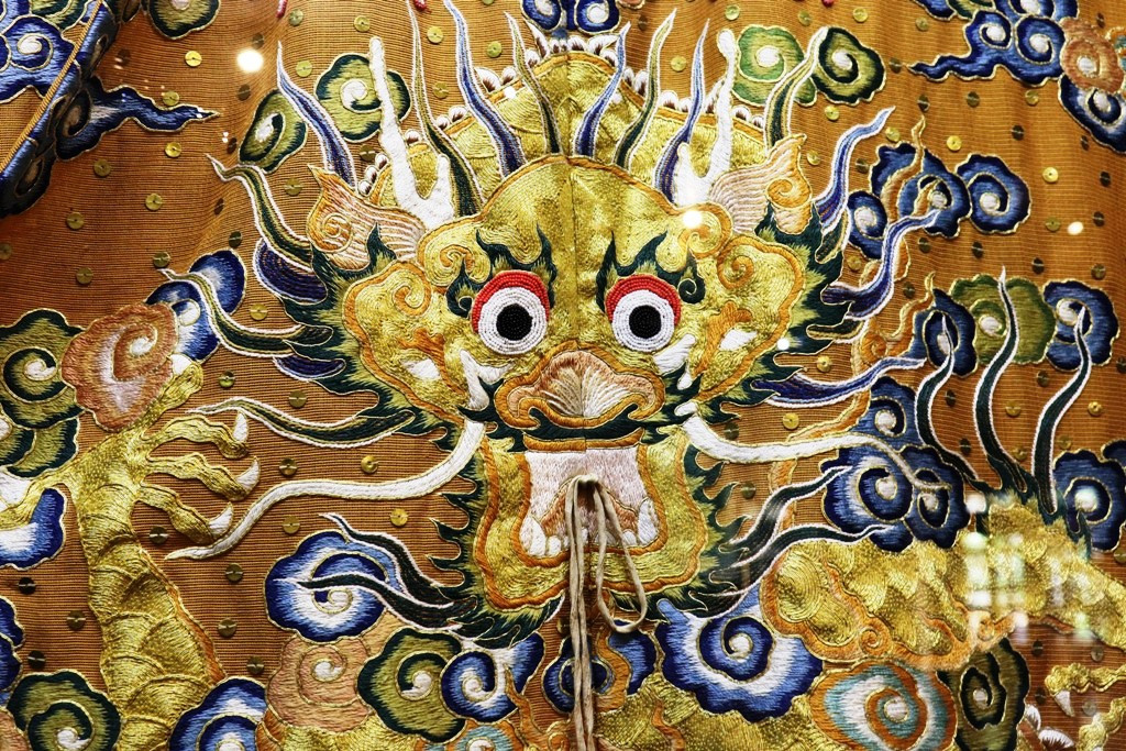 Vào điện Long An, chiêm ngưỡng ‘tuyệt phẩm’ Long bào triều Nguyễn ảnh 10