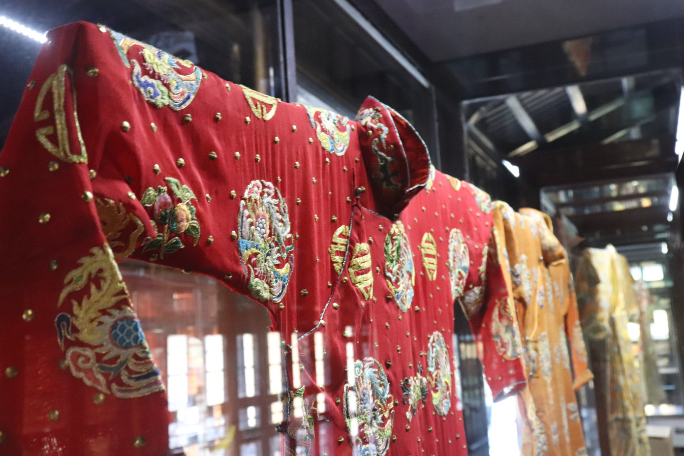 Vào điện Long An, chiêm ngưỡng ‘tuyệt phẩm’ Long bào triều Nguyễn ảnh 21