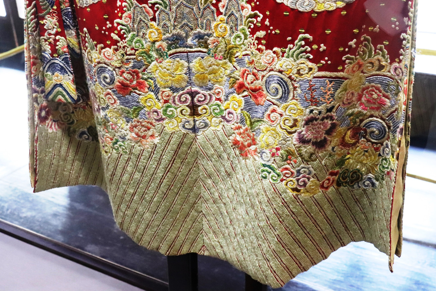 Vào điện Long An, chiêm ngưỡng ‘tuyệt phẩm’ Long bào triều Nguyễn ảnh 11