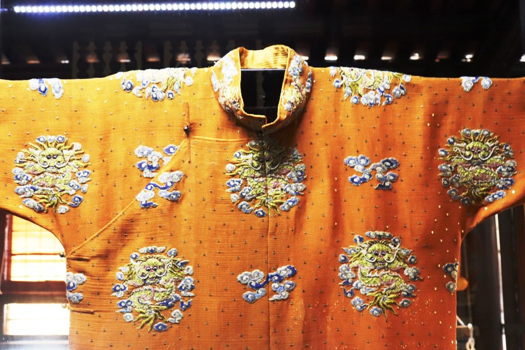 Vào điện Long An, chiêm ngưỡng ‘tuyệt phẩm’ Long bào triều Nguyễn ảnh 20