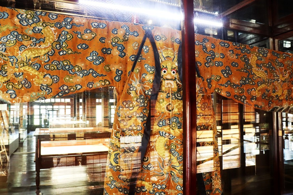 Vào điện Long An, chiêm ngưỡng ‘tuyệt phẩm’ Long bào triều Nguyễn ảnh 18