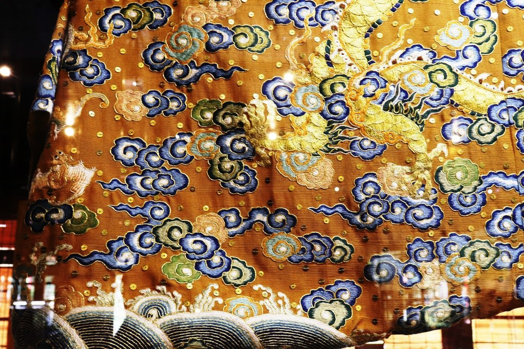 Vào điện Long An, chiêm ngưỡng ‘tuyệt phẩm’ Long bào triều Nguyễn ảnh 13