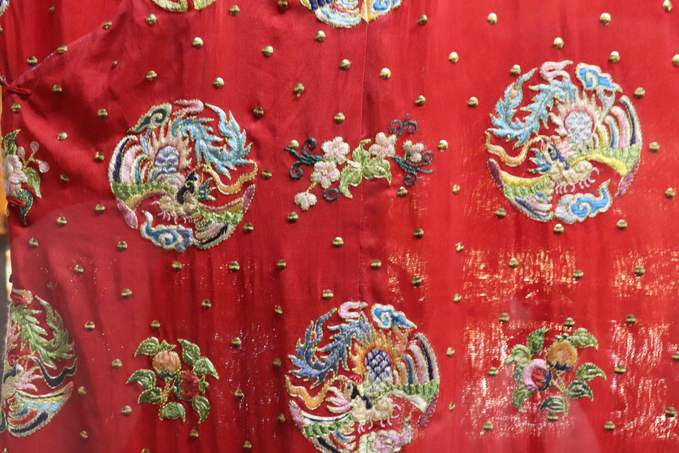 Vào điện Long An, chiêm ngưỡng ‘tuyệt phẩm’ Long bào triều Nguyễn ảnh 16