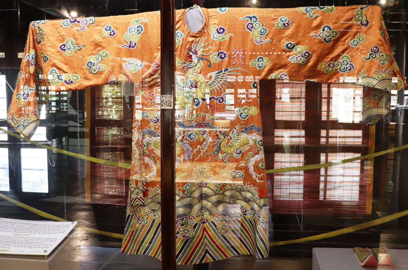 Vào điện Long An, chiêm ngưỡng ‘tuyệt phẩm’ Long bào triều Nguyễn ảnh 4