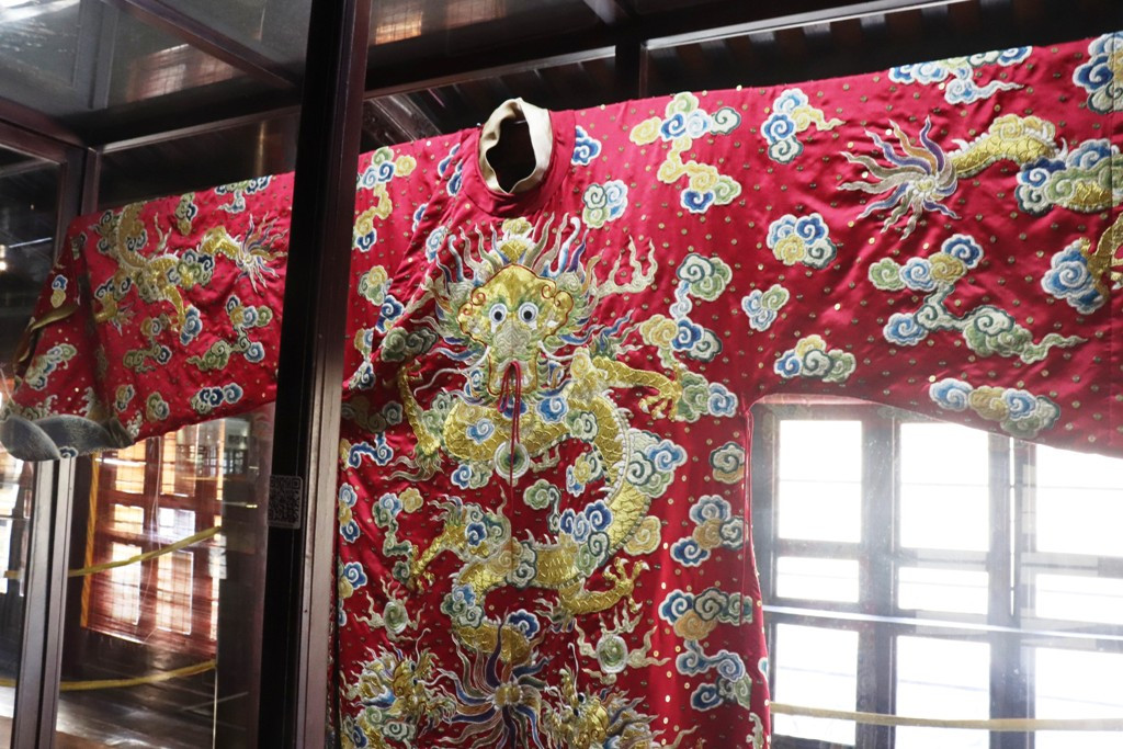 Vào điện Long An, chiêm ngưỡng ‘tuyệt phẩm’ Long bào triều Nguyễn ảnh 5