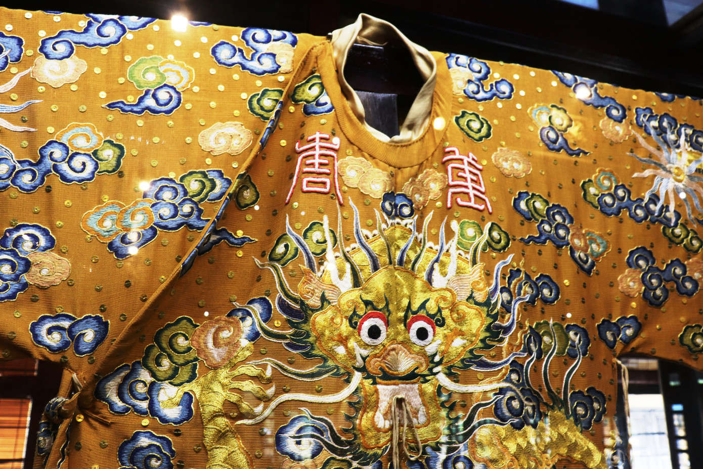 Vào điện Long An, chiêm ngưỡng ‘tuyệt phẩm’ Long bào triều Nguyễn ảnh 12