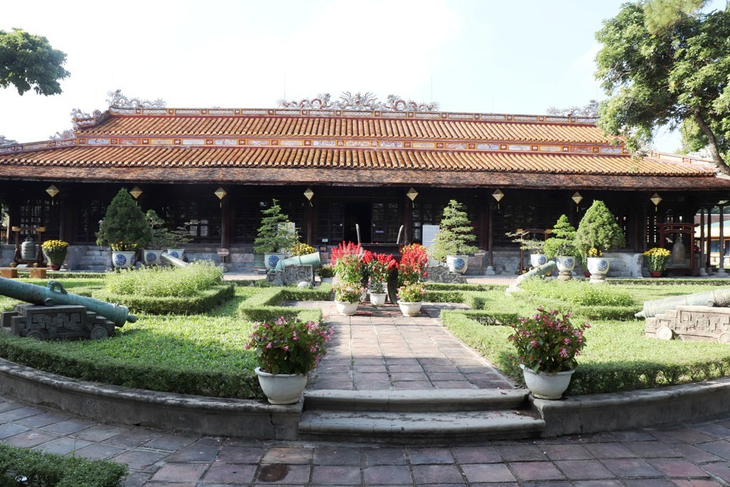 Vào điện Long An, chiêm ngưỡng ‘tuyệt phẩm’ Long bào triều Nguyễn ảnh 1