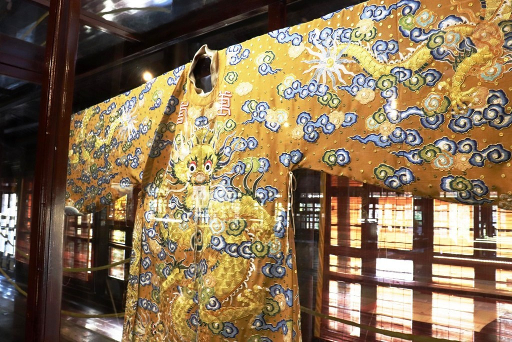 Vào điện Long An, chiêm ngưỡng ‘tuyệt phẩm’ Long bào triều Nguyễn ảnh 3