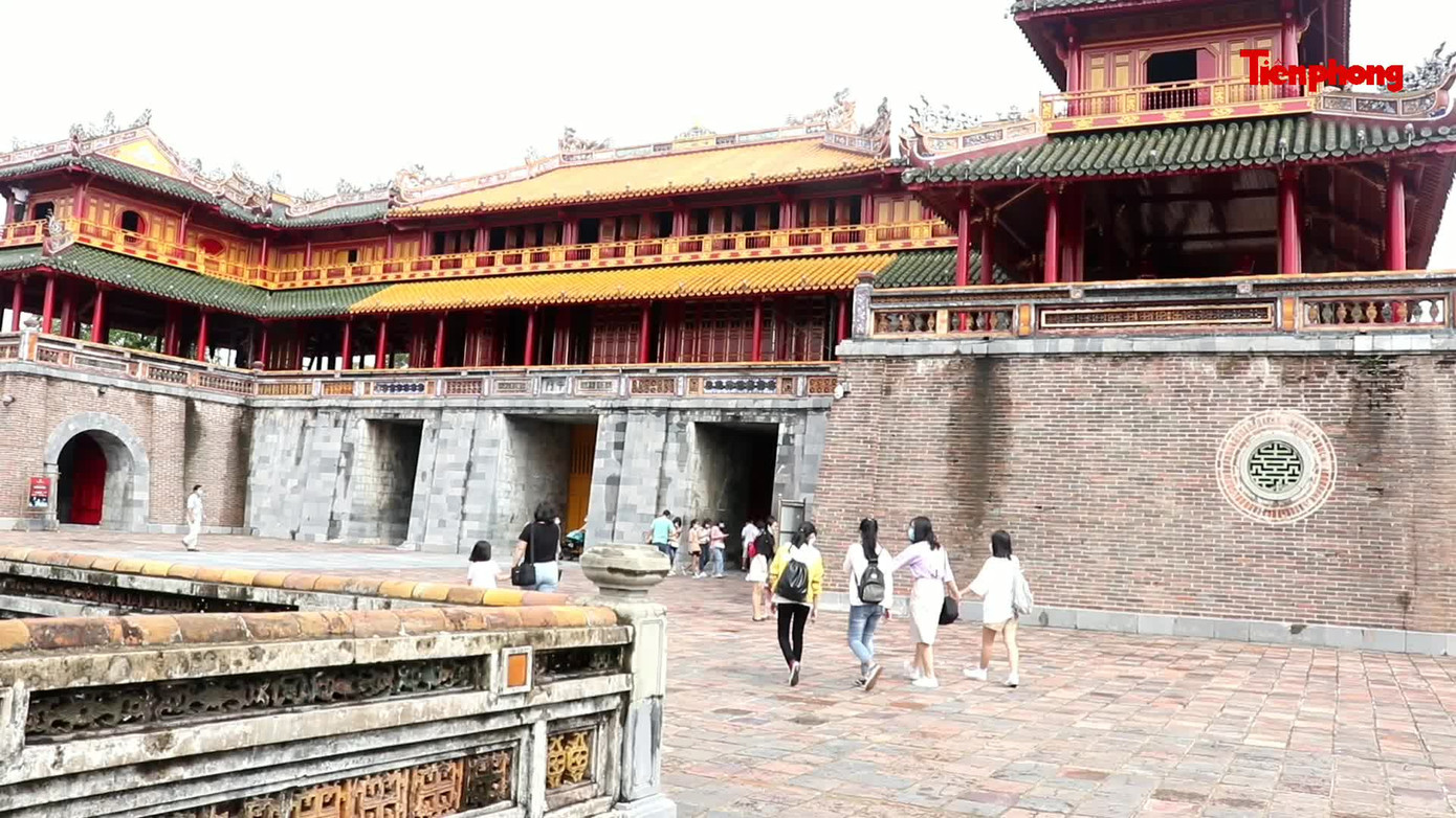 Nhiều điểm du lịch đóng cửa, người dân Hà Nội đổ ra các tuyến phố lớn dịp lễ 30/4 ảnh 16 Nhiều điểm du lịch đóng cửa, người dân Hà Nội đổ ra các tuyến phố lớn dịp lễ 30/4 ảnh 16