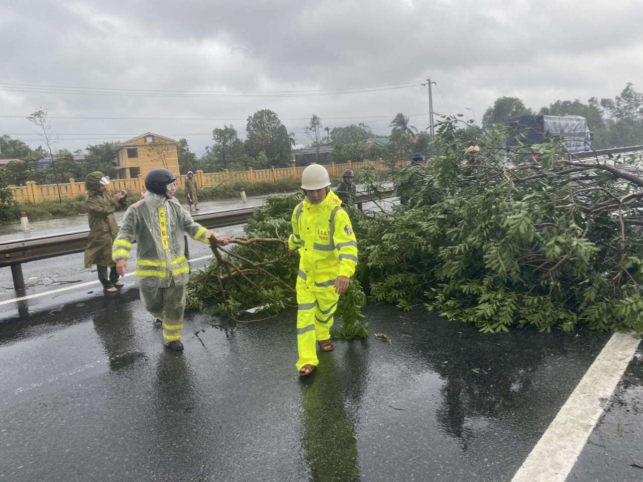Bão số 9: Cây đổ la liệt bít kín Quốc lộ 1 qua Phú Lộc - Thừa Thiên Huế ảnh 7