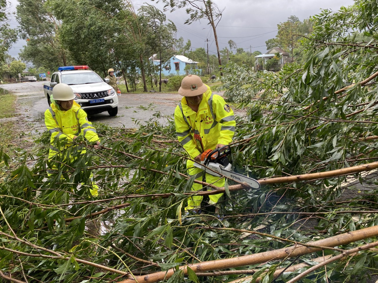 Bão số 9: Cây đổ la liệt bít kín Quốc lộ 1 qua Phú Lộc - Thừa Thiên Huế ảnh 10