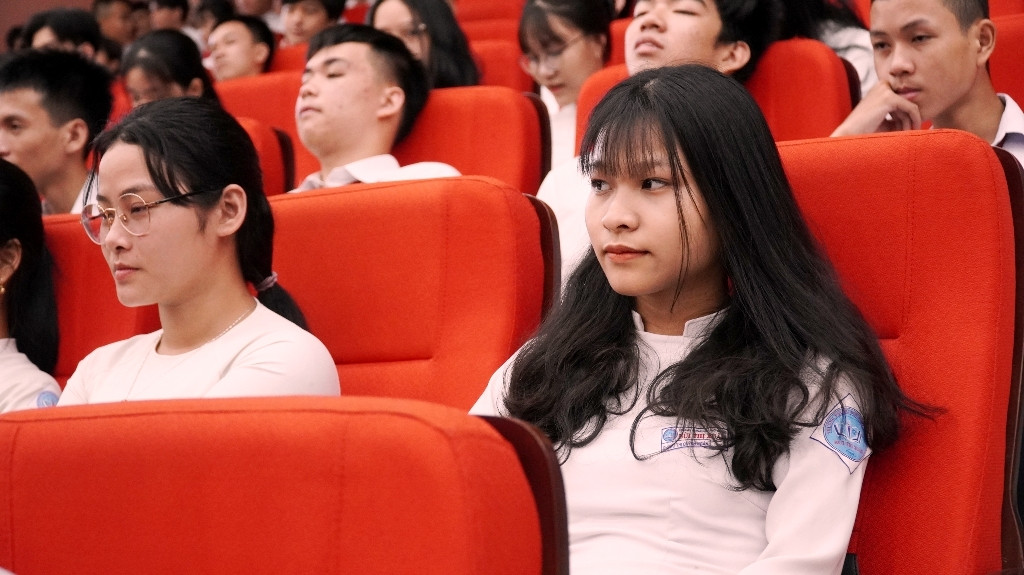 Huế: Chủ tịch tỉnh đối thoại với 500 học sinh về định hướng nghề nghiệp CNTT ảnh 12