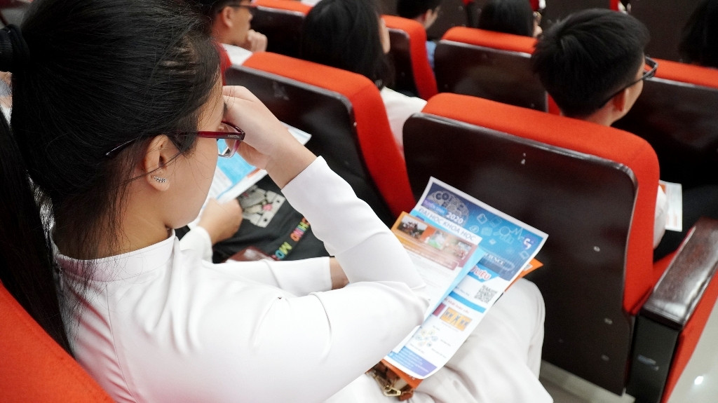 Huế: Chủ tịch tỉnh đối thoại với 500 học sinh về định hướng nghề nghiệp CNTT ảnh 13