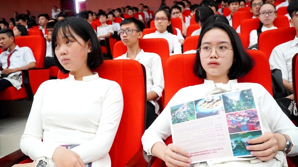 Huế: Chủ tịch tỉnh đối thoại với 500 học sinh về định hướng nghề nghiệp CNTT ảnh 11