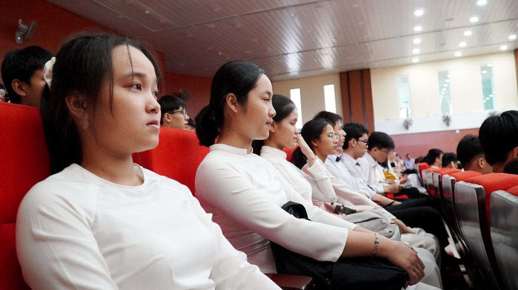 Huế: Chủ tịch tỉnh đối thoại với 500 học sinh về định hướng nghề nghiệp CNTT ảnh 17