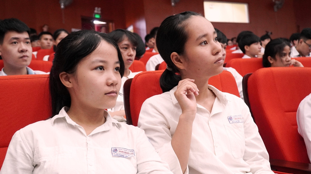 Huế: Chủ tịch tỉnh đối thoại với 500 học sinh về định hướng nghề nghiệp CNTT ảnh 16