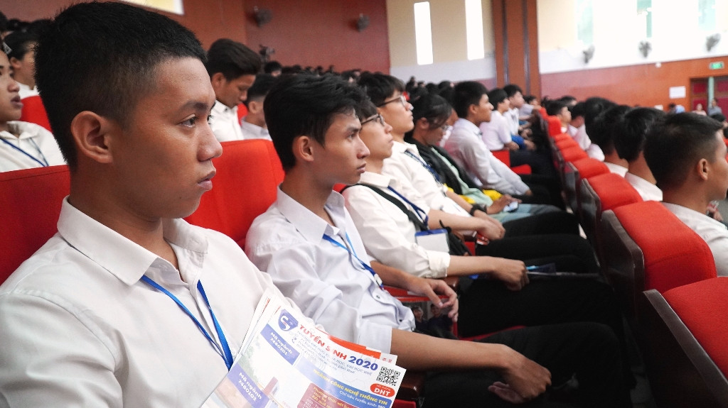 Huế: Chủ tịch tỉnh đối thoại với 500 học sinh về định hướng nghề nghiệp CNTT ảnh 14